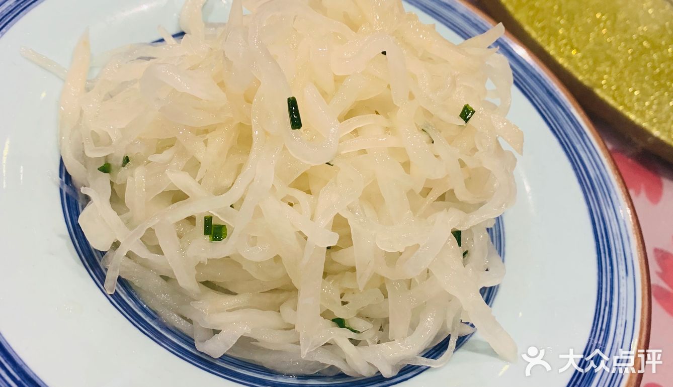 萝卜丝：凉拌菜。香芋烤肉：一般。它的芋片厚一点就更好了