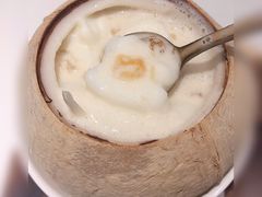 椰皇炖桃胶-聪嫂私房甜品(旺角二店)