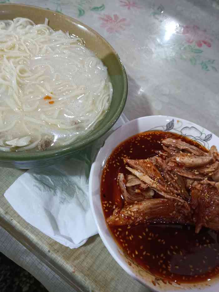 邛崃李氏炖鸡面-"炖鸡面真的好香呀,2个孩子吃的津津有味.