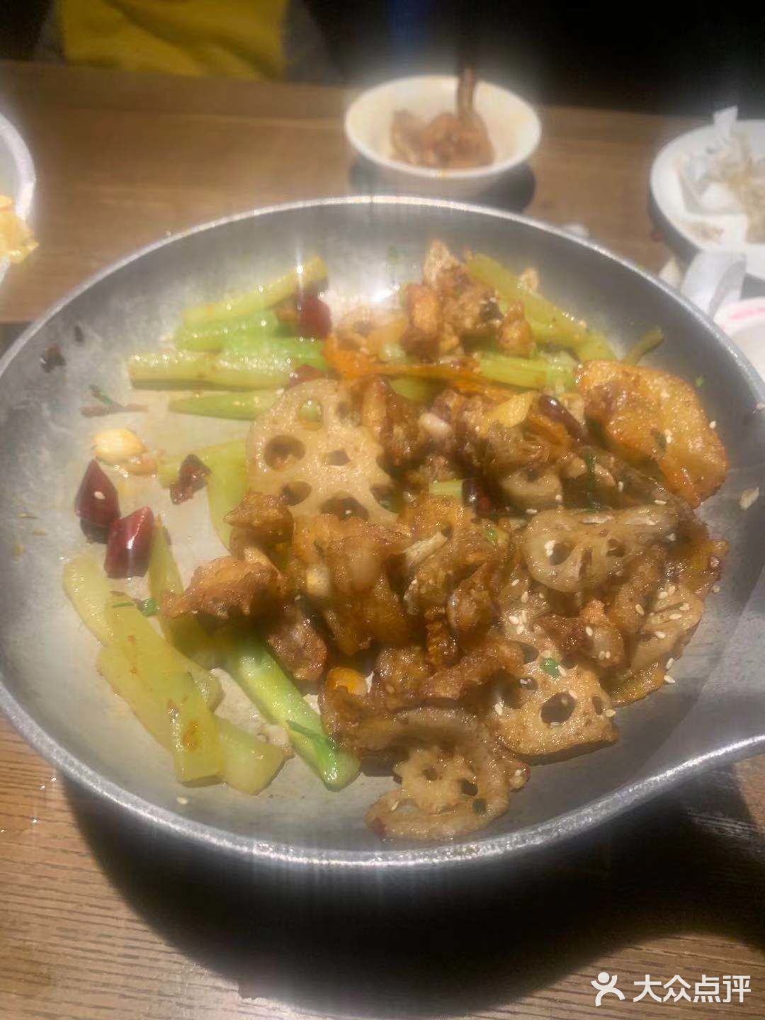 以前胜在性价比，现在没有任何优势了，干锅牛蛙又油量又少