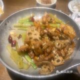以前胜在性价比，现在没有任何优势了，干锅牛蛙又油量又少