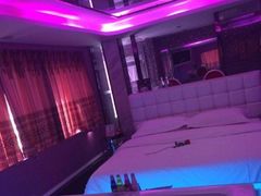 -天鹅恋主题酒店(积玉桥地铁站店)