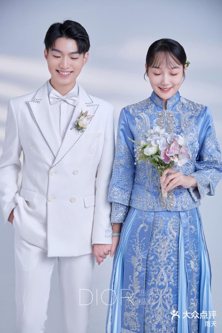 关注 蓝色秀禾服,搭配白色西装,演绎不一样的古风婚纱照,犹如蓝天白云