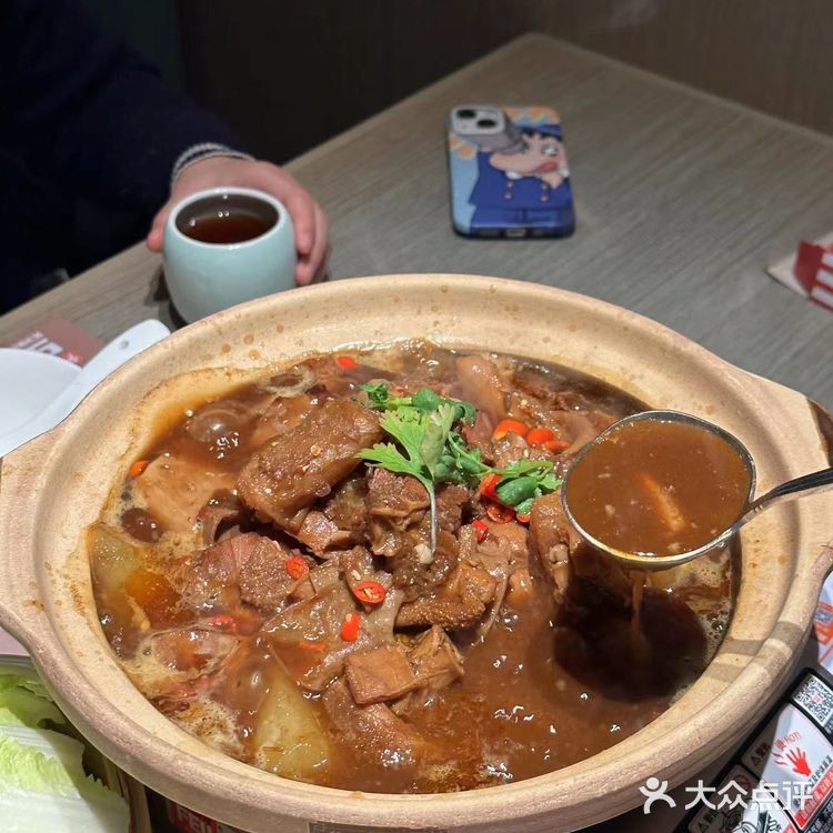 冬天来吃茶港的牛杂煲，真的好有韵味[调皮]