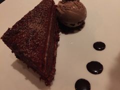红丝绒蛋糕-WOLFGANG PUCK KITCHEN & BAR(迪士尼小镇店)