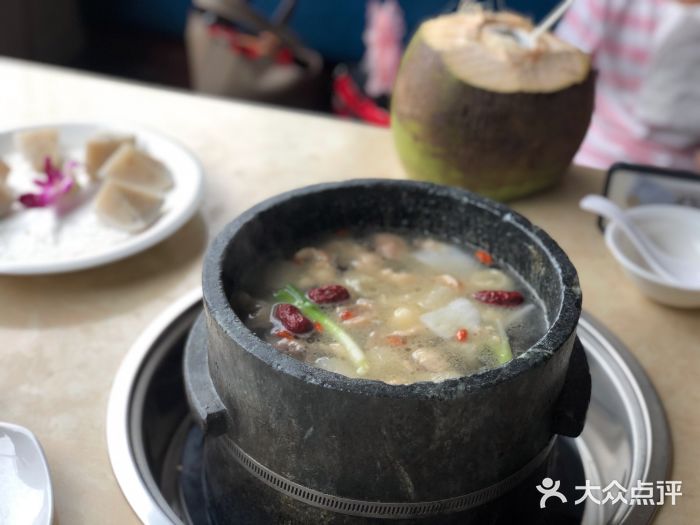 墨脱石锅椰子鸡•糟粕醋•东山羊(大东海店)墨脱石锅椰子鸡图片