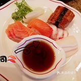 不用去迪士尼乐园排队就能和米奇米妮合影又抱抱