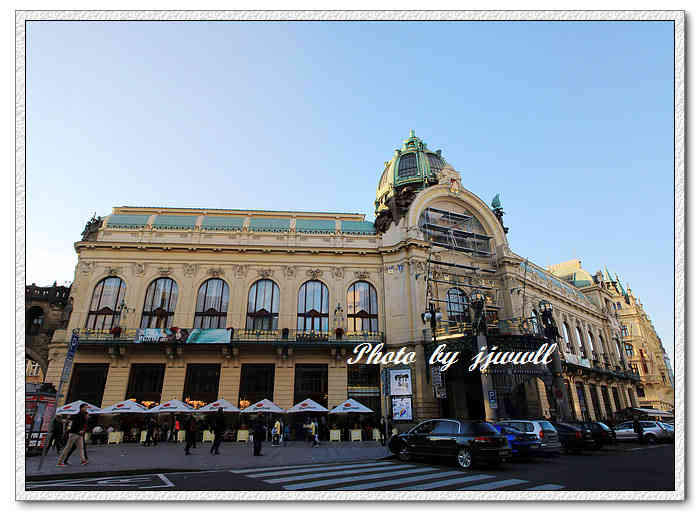 市民会馆-"位于老城广场与新城广场之间的共和国广场,.