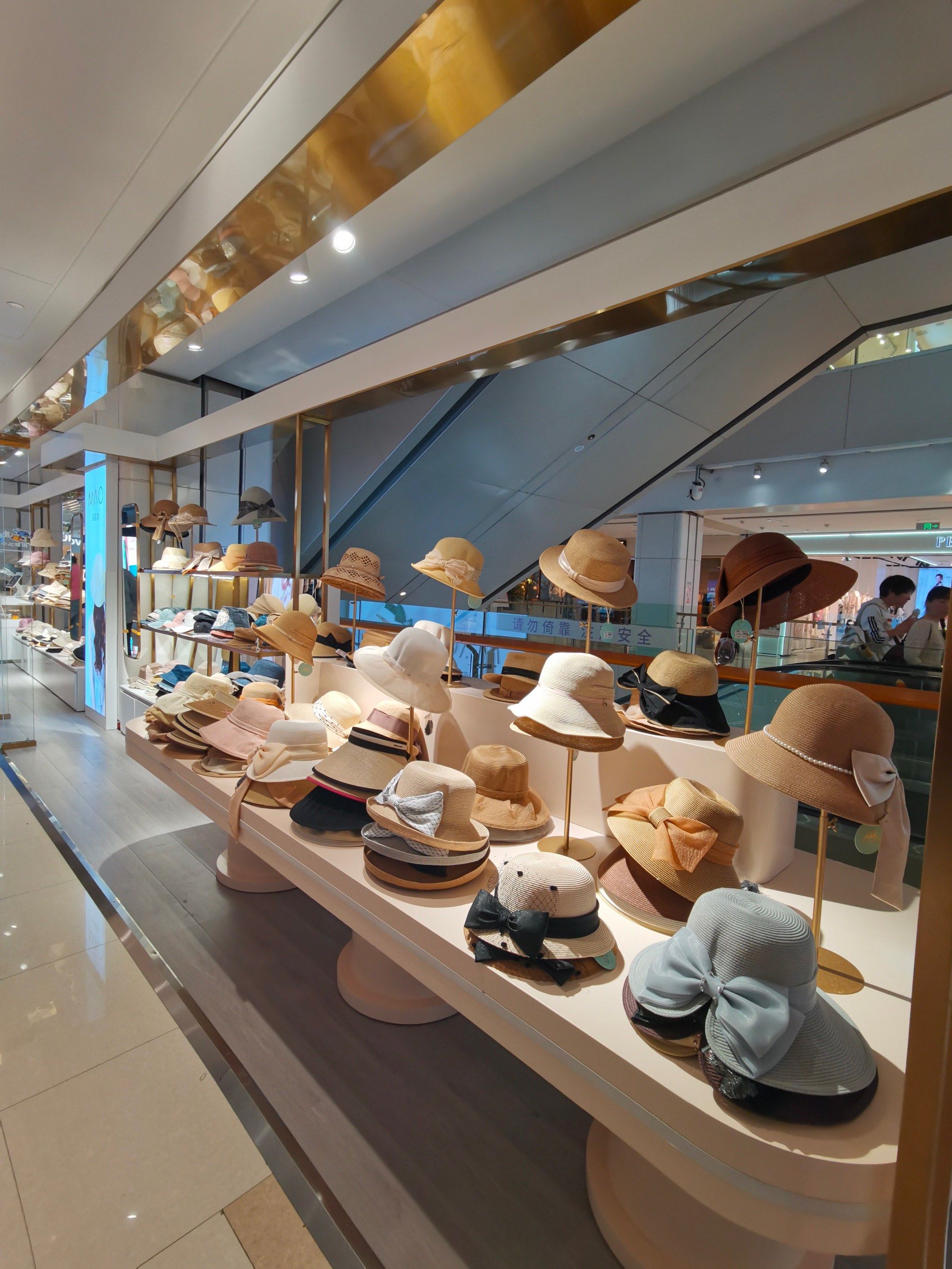 来这家帽子店,连续100天,天天帽子不重样!