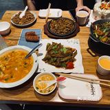 新开了一家东北菜，根男朋友路过，看见门口有很多人在排队