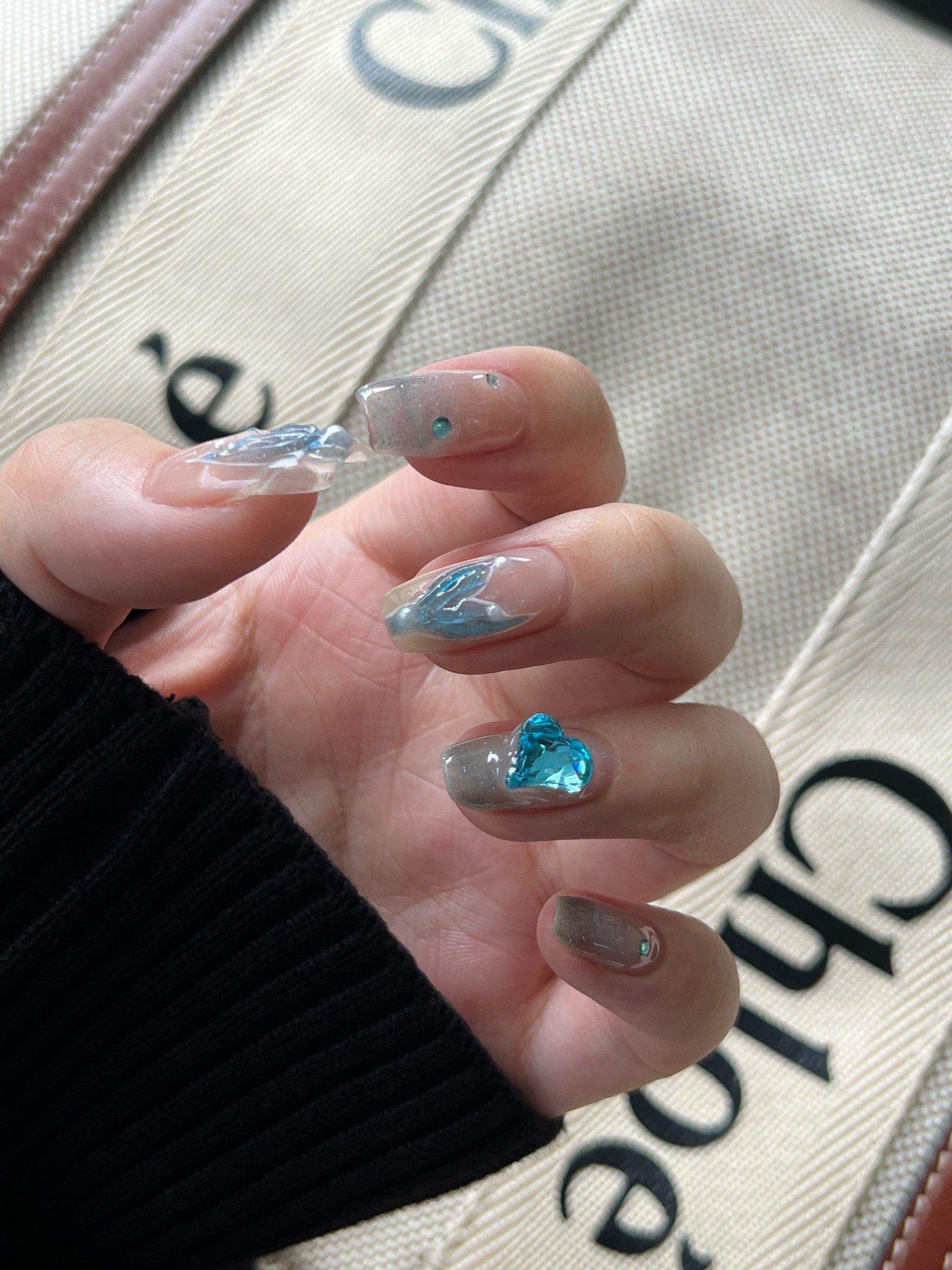 碧波荡漾
蓝色渐变映照人鱼鳞光
指尖跃动着海洋的神秘与梦幻
