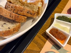 餐前面包佐青酱和黄油-安妮意大利餐厅(国贸店)