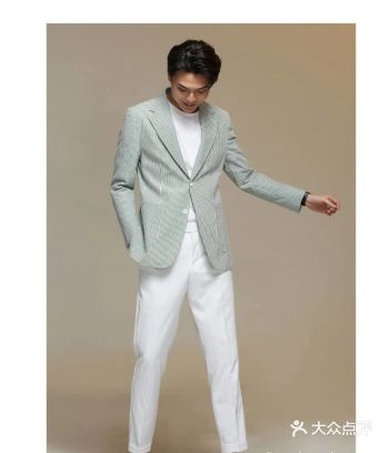 身上服装的颜色种类最好不要超过三种，黑单西的话可以穿