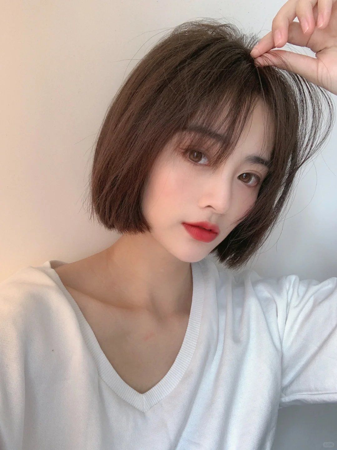 一刀切短发硬底线无层次 头发垂落自然