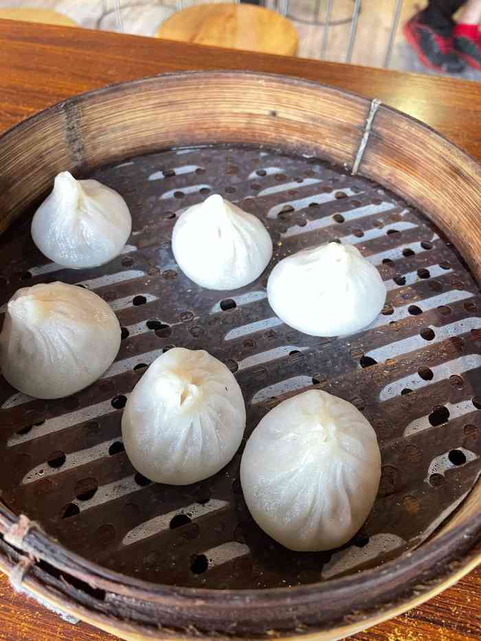 打分 晶莹剔透的小笼包,汤汁浓郁,很便宜,但是肉不是特别好,感觉有咬