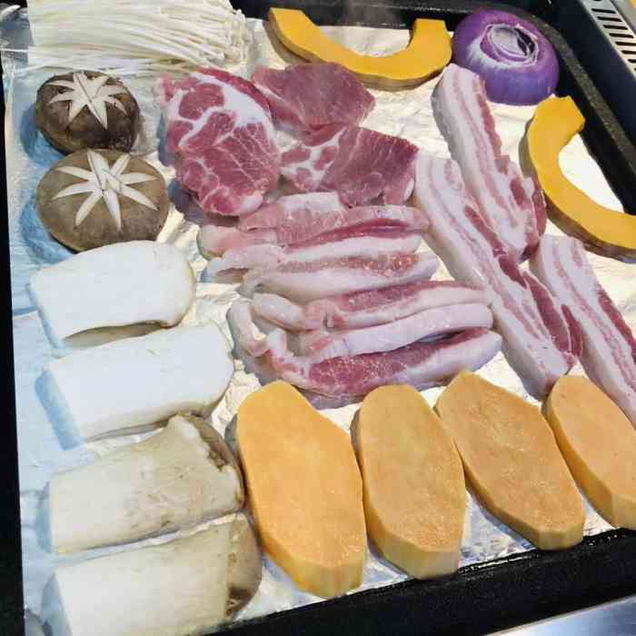 blackpig 黑猪烤肉(越城银泰城店)-"点的二人套餐…肉菜鸡蛋和海带汤