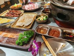 -围炉肉舍•炭烤活鳗•丹东海鲜烤肉(步行街店)