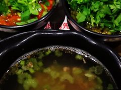 现熬牛骨汤-左庭右院鲜牛肉火锅(金山万达店)