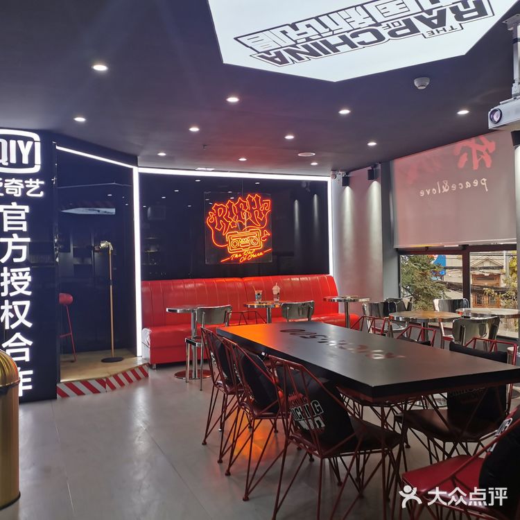 里面水果也很多，百香果，菠萝，西瓜，橙子，哈密瓜…