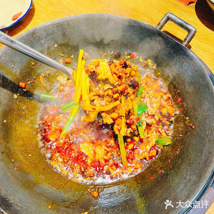 居然现场炒料涮湘味火锅 台东万佳网红店