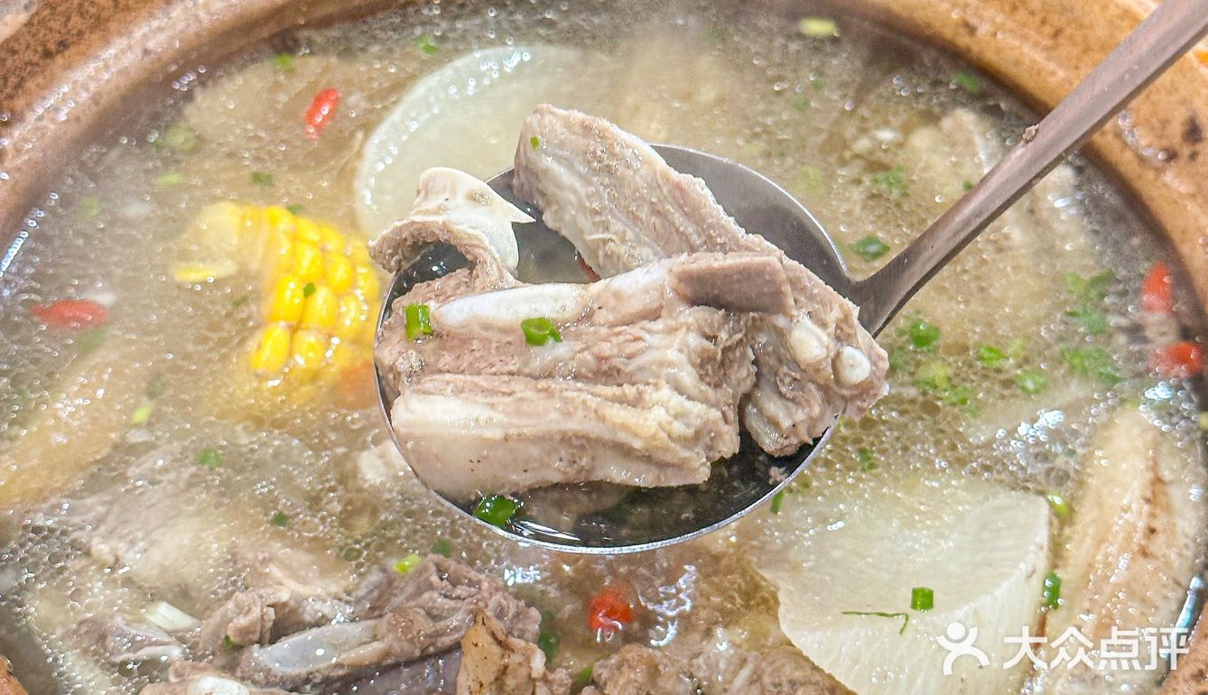 实实在在的西北羊肋排，份量足，羊肉炖的软嫩鲜香没有膻味