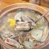 实实在在的西北羊肋排，份量足，羊肉炖的软嫩鲜香没有膻味