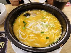 -花馬肆.云南过桥米线(汉神购物广场现场熬汤店)