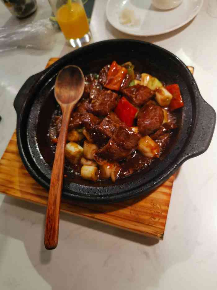 打分 正宗粤式噘噘煲,口味很正,前台和服务员态度非常棒