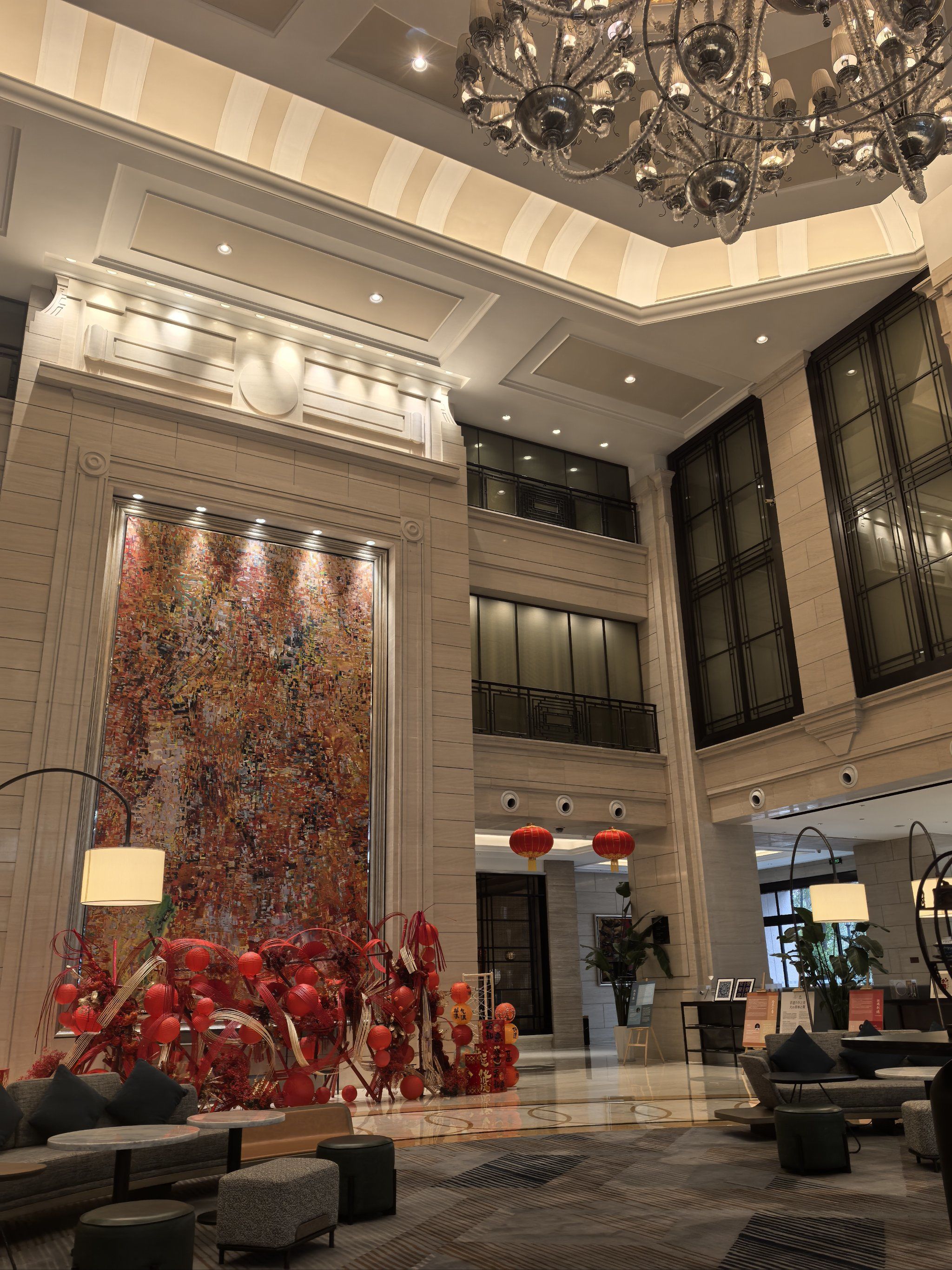 地址外滩边上,杨浦大桥下来就是,交通很方便,酒店很整洁,大堂明亮