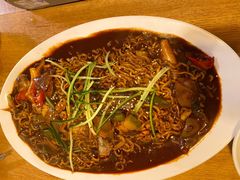 海鲜炸酱面-富乐满韩国正宗炸鸡韩国料理(虹泉路店)