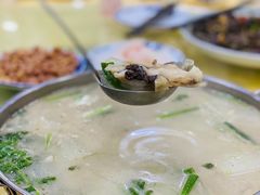 芫茜鱼头豆腐汤-众源美食(光复阁店)