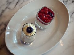 【25Xmas午餐】草莓奶冻杯+白乳酪杏子杯-潮餐厅·云端江景西餐厅·杭州柏悦酒店
