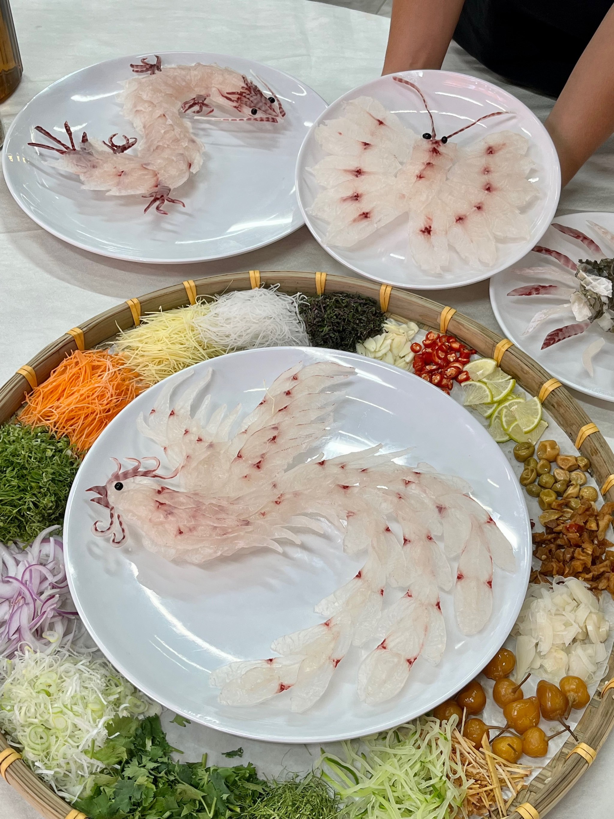 就从这一口晶莹剔透的横县鱼生开启宵夜局