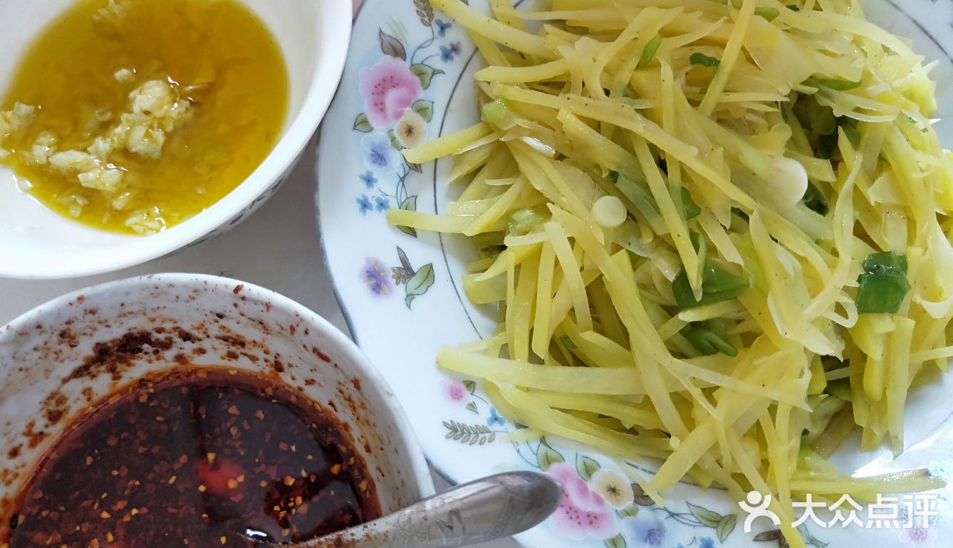 扯面跟春天最搭，春天菠菜，小葱，蒜苗，香菜等新鲜翠绿