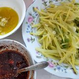 扯面跟春天最搭，春天菠菜，小葱，蒜苗，香菜等新鲜翠绿