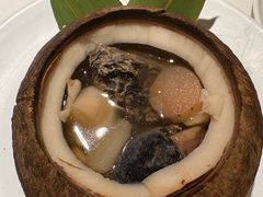 原汁椰子炖乌鸡-汤城小厨•粤菜•靓汤(金宝街店)