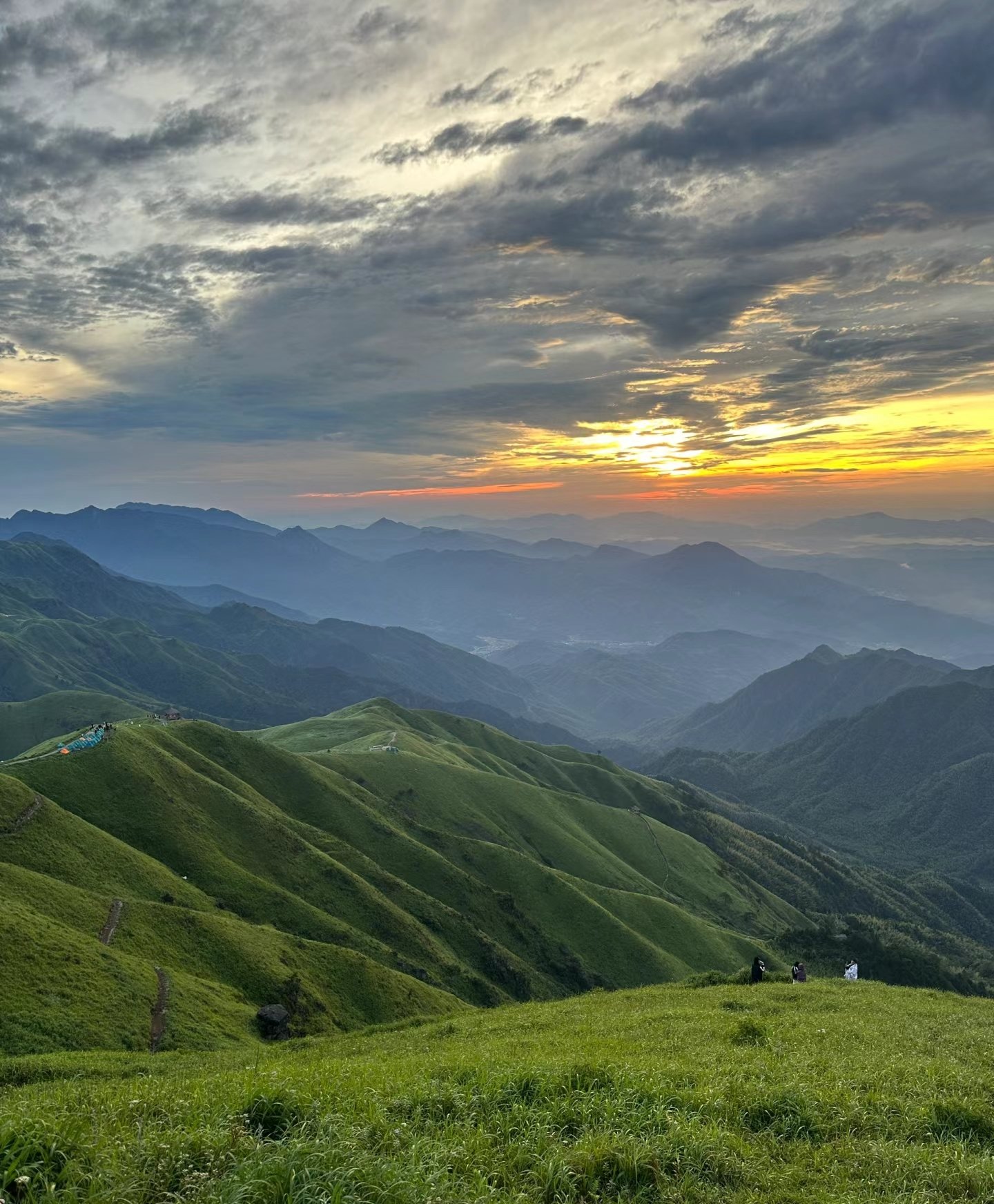 山顶的风景真美啊图片