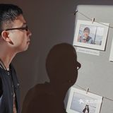 小亚：周末陪我去看一个展吧。导哥：… …