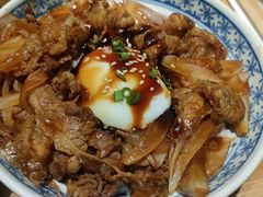 洋葱照烧肥牛丼配温泉蛋定食-友名Cross日式咖喱屋(江南大道中店)