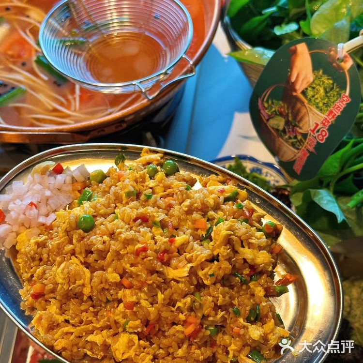 王奋斗贵州酸汤牛肉火锅的环境也非常好。寨子里的氛围