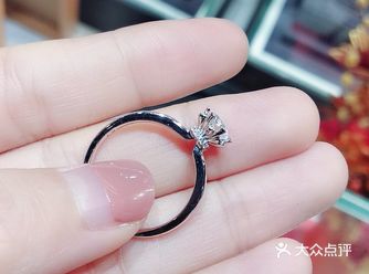 一直以来简奢风格备受年轻女孩儿青睐，而天生一对的捧花