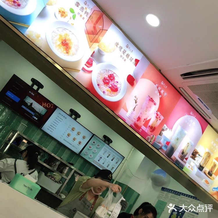 店内羹比露要浓稠一些，无论是什么样的产品都是可以拉丝的