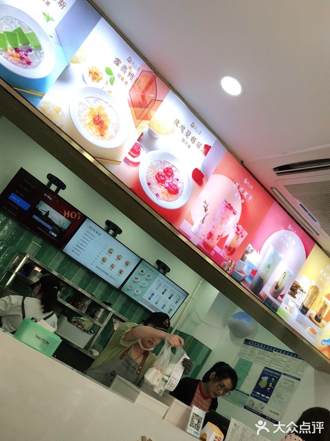 店内羹比露要浓稠一些，无论是什么样的产品都是可以拉丝的