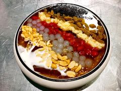 彩虹加量红豆乌龙冰粉-姚姚酸菜鱼·金戈戈香港豉油鸡(喜荟城联名店)