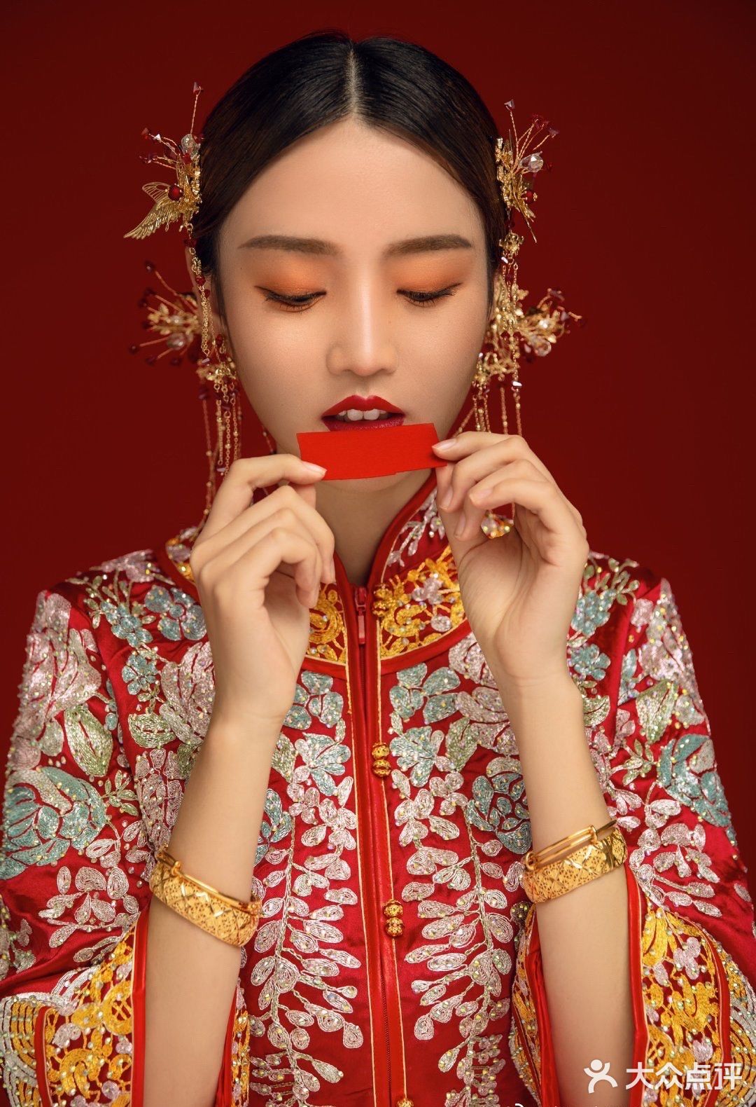 一针一线缝制的秀禾配得上最美的新娘[加油]