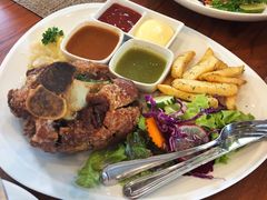 -Chom Cafe and Restaurant