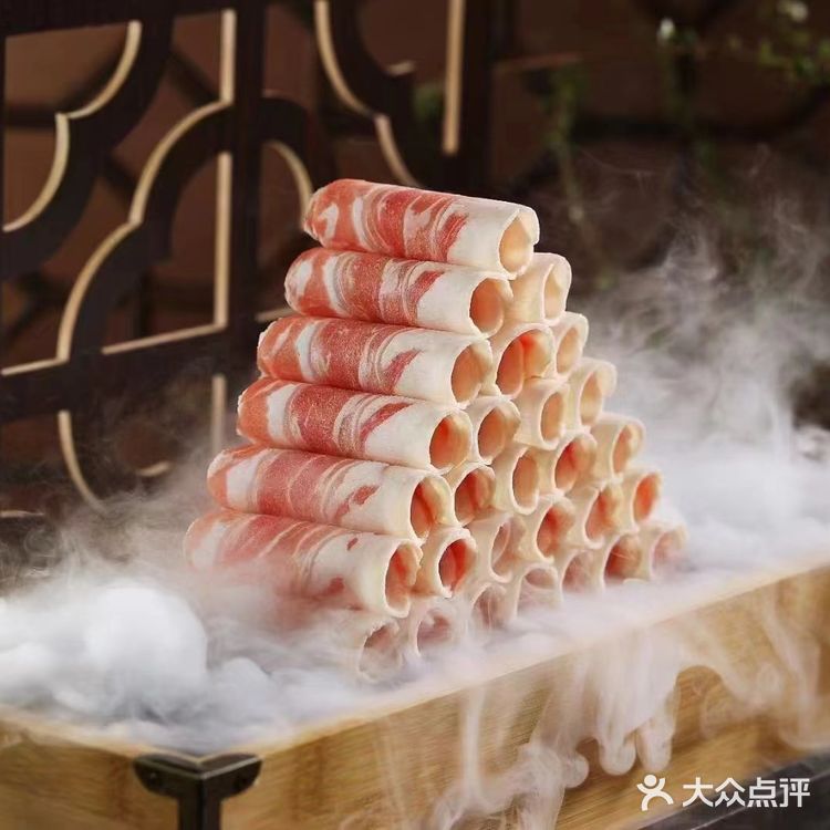脸上都挂着对美食的期待。他家的手切鲜羊肉，堪称一绝