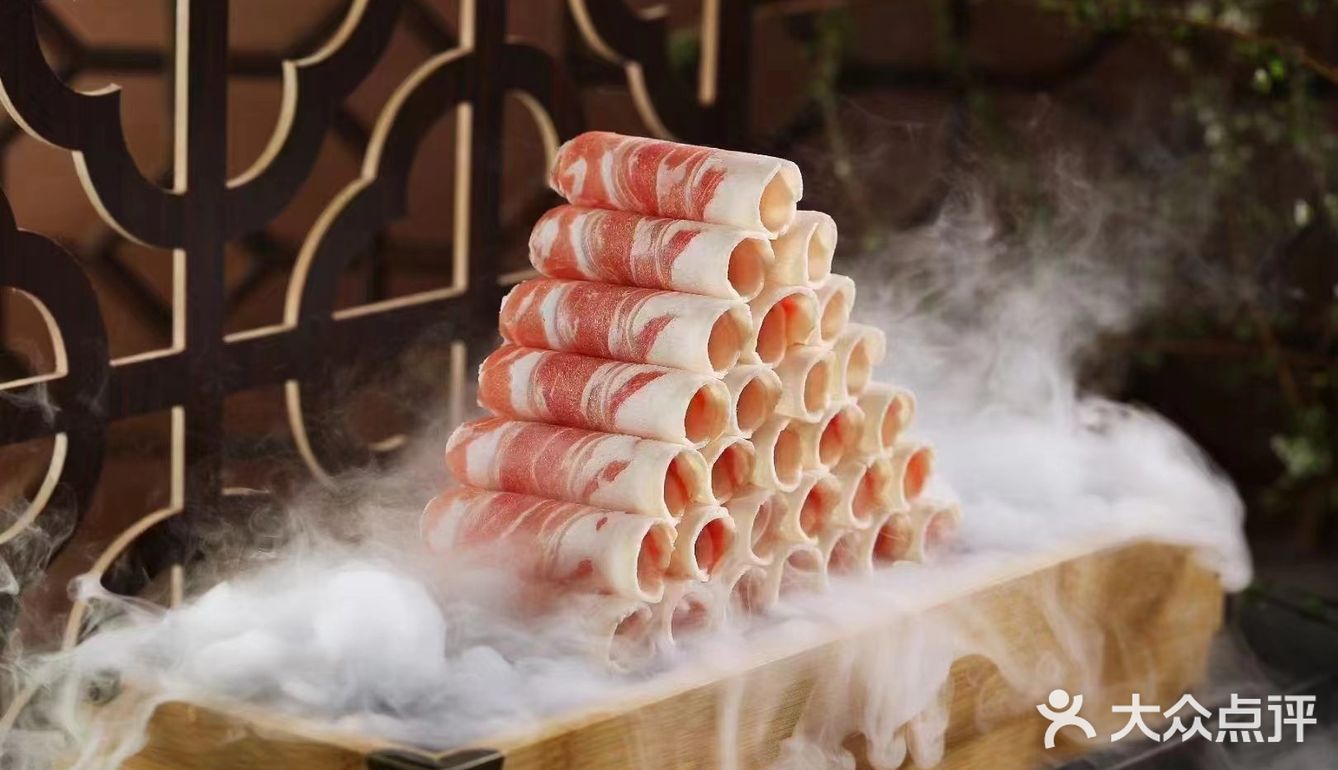 脸上都挂着对美食的期待。他家的手切鲜羊肉，堪称一绝