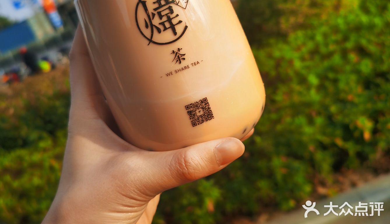 每人一杯奶茶，要的半糖的，所以味道很合口
