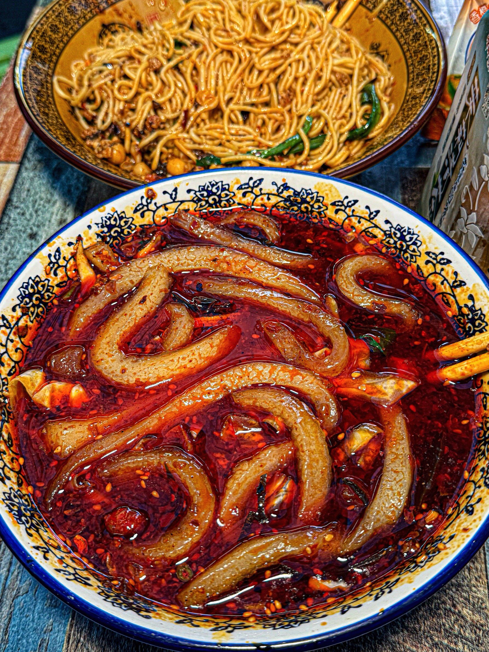 挺快的
他家主打各种口味米线 手擀粉 宽粉 大白宽
肥肠粉 担担面